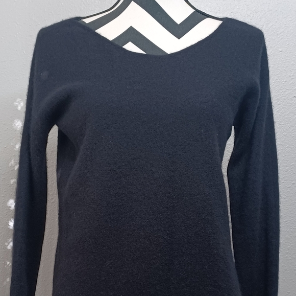 Minimalist Black Old Money 100% Cashmere Long-sleeve Scoop Neck Jumper Sweater - Picture 3 of 11